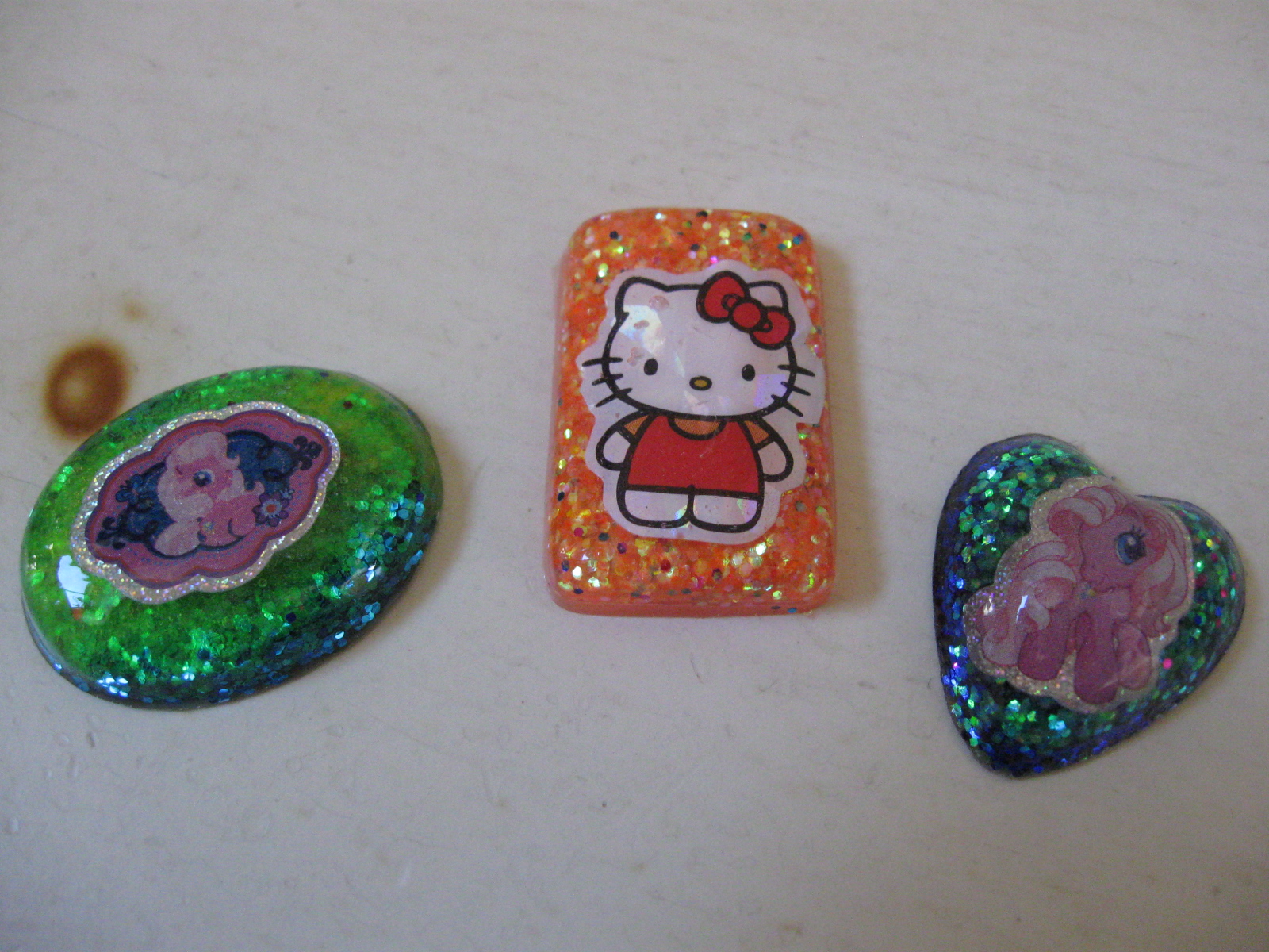 hello kitty, hello kitty craft, hello kitty charm, how to, how to make, resin, glitter, tutorial, my little pony, my little pony craft, my little pony charm