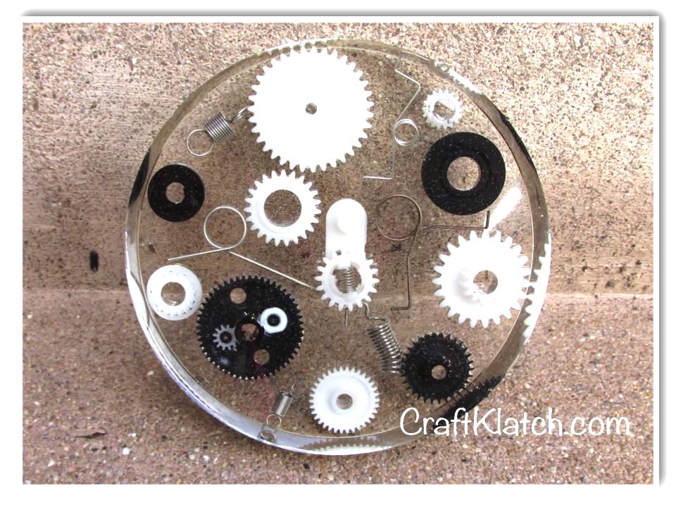 Gears and springs resin coaster DIY