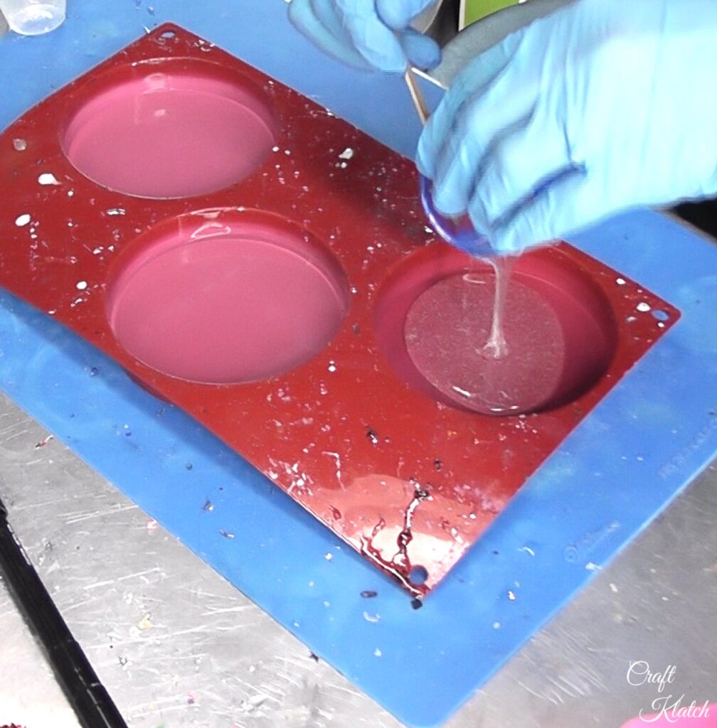 Mix bubbly resin and pour it into coaster mold for the New Years Eve champagne cocktail coaster