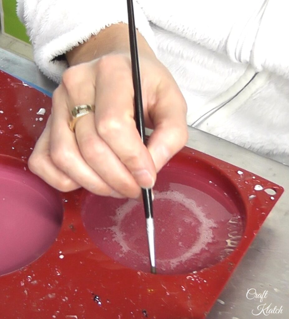 Paint gold glitter around the edges of the bubbly coaster