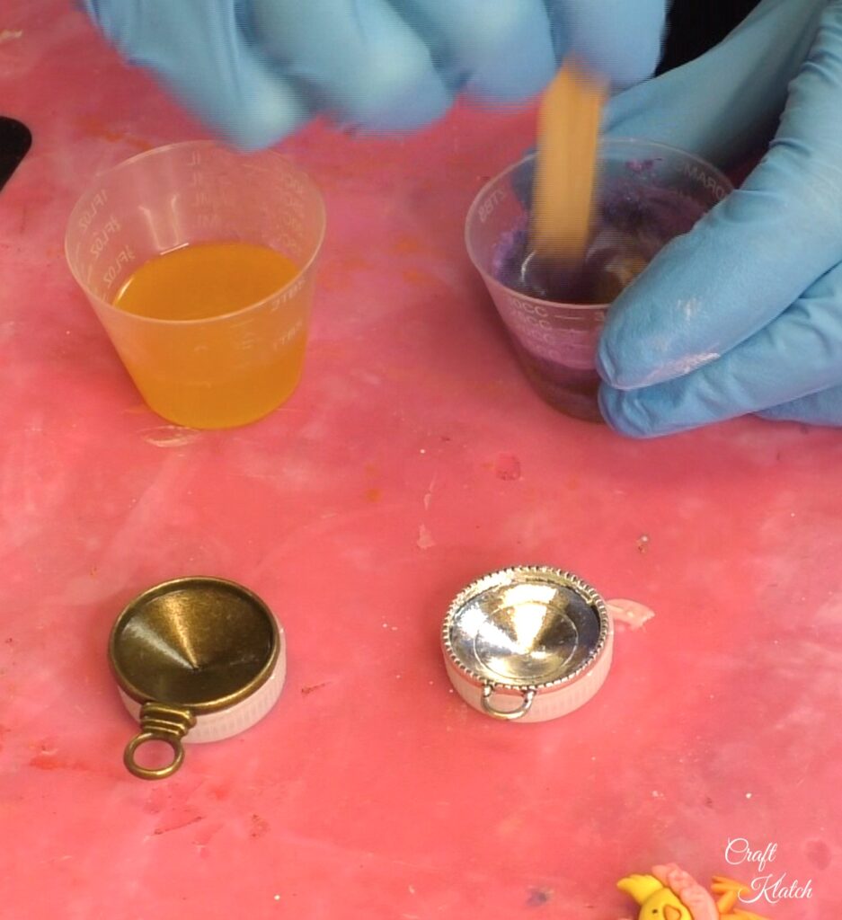 Mixing purple pigment into resin