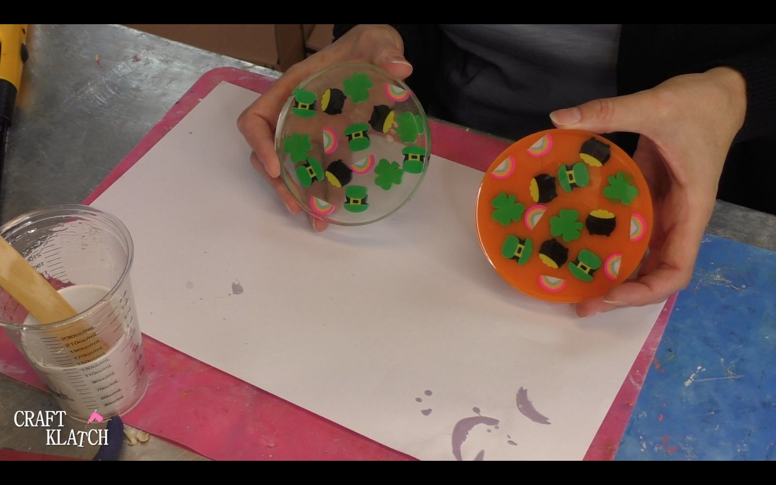 Celebrate St. Patrick's Dy with these resin coasters! DIY #diy #stpatricksday #stpattysday #howto #craft #crafts #crafting #resin #resincoasters #resincrafts #resinprojects
