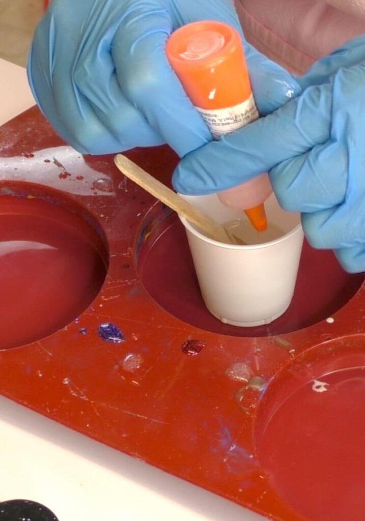Adding orange pigment to resin for the halloween craft