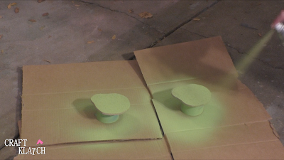 Learn how to make Alien Resin Coasters! It's an easy resin craft idea perfect for Halloween decor! #craftklatch #alien #aliencrafts #resin #resincrafts #resindiys #resincoasters #diy #ufo #howto #halloween #halloweencrafts
