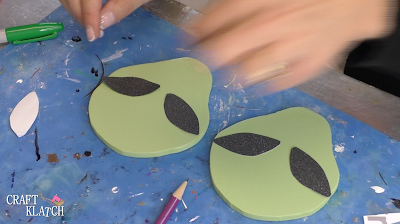 Learn how to make Alien Resin Coasters! It's an easy resin craft idea perfect for Halloween decor! #craftklatch #alien #aliencrafts #resin #resincrafts #resindiys #resincoasters #diy #ufo #howto #halloween #halloweencrafts