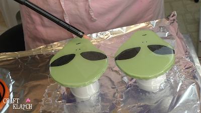 Learn how to make Alien Resin Coasters! It's an easy resin craft idea perfect for Halloween decor! #craftklatch #alien #aliencrafts #resin #resincrafts #resindiys #resincoasters #diy #ufo #howto #halloween #halloweencrafts