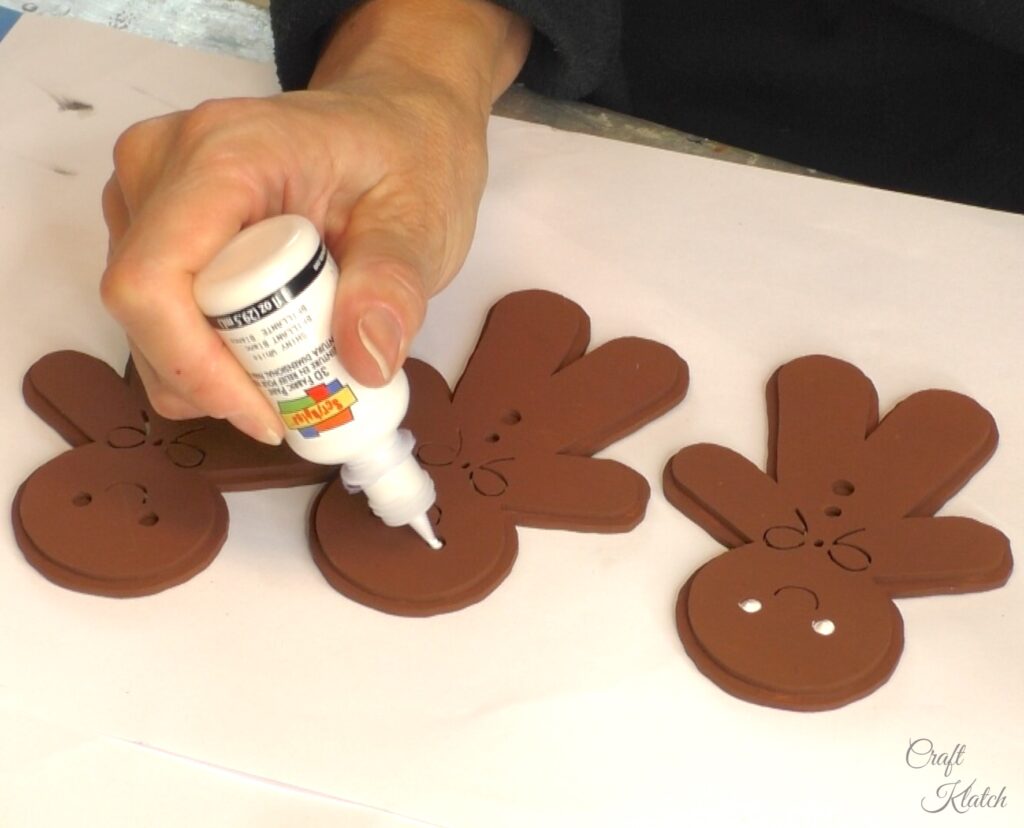 Decorate gingerbread men with white paint