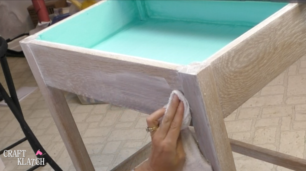 Learn how to makeover a desk using UnicornSpit and Glaze Coat! | furniture | furniture makeover | desk makeover | furniture redo | diy | home decor | Unicorn Spit | #diy #unicornspit #glazecoat #furniture #furnituremakeover #furnitureredo #homedecor #deskmakeover Wiping off excess white Unicorn Spit from base of desk