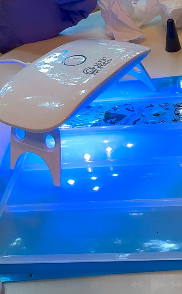 How to make a bookmark cure with UV resin and a UV light